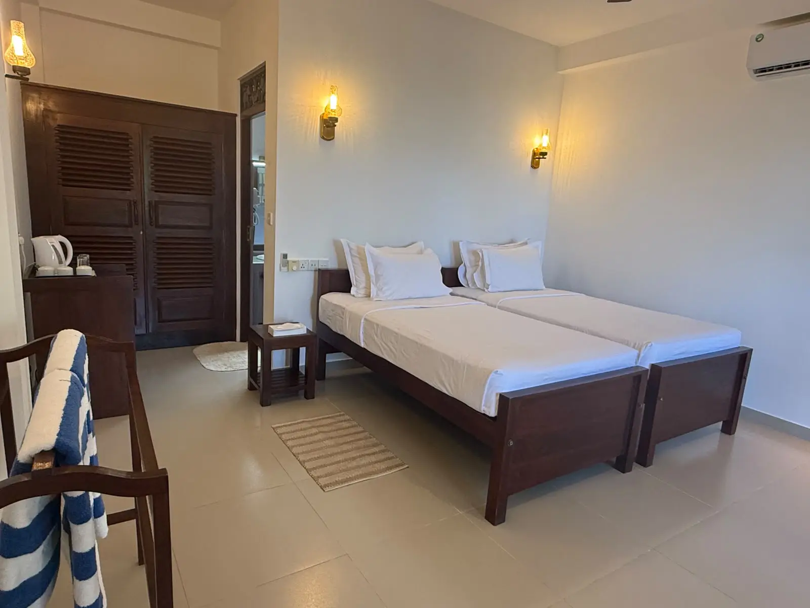 http://Deluxe%20Twin%20Room%20with%20Balcony%20and%20Sea%20View%20ananthaya%20beach%204