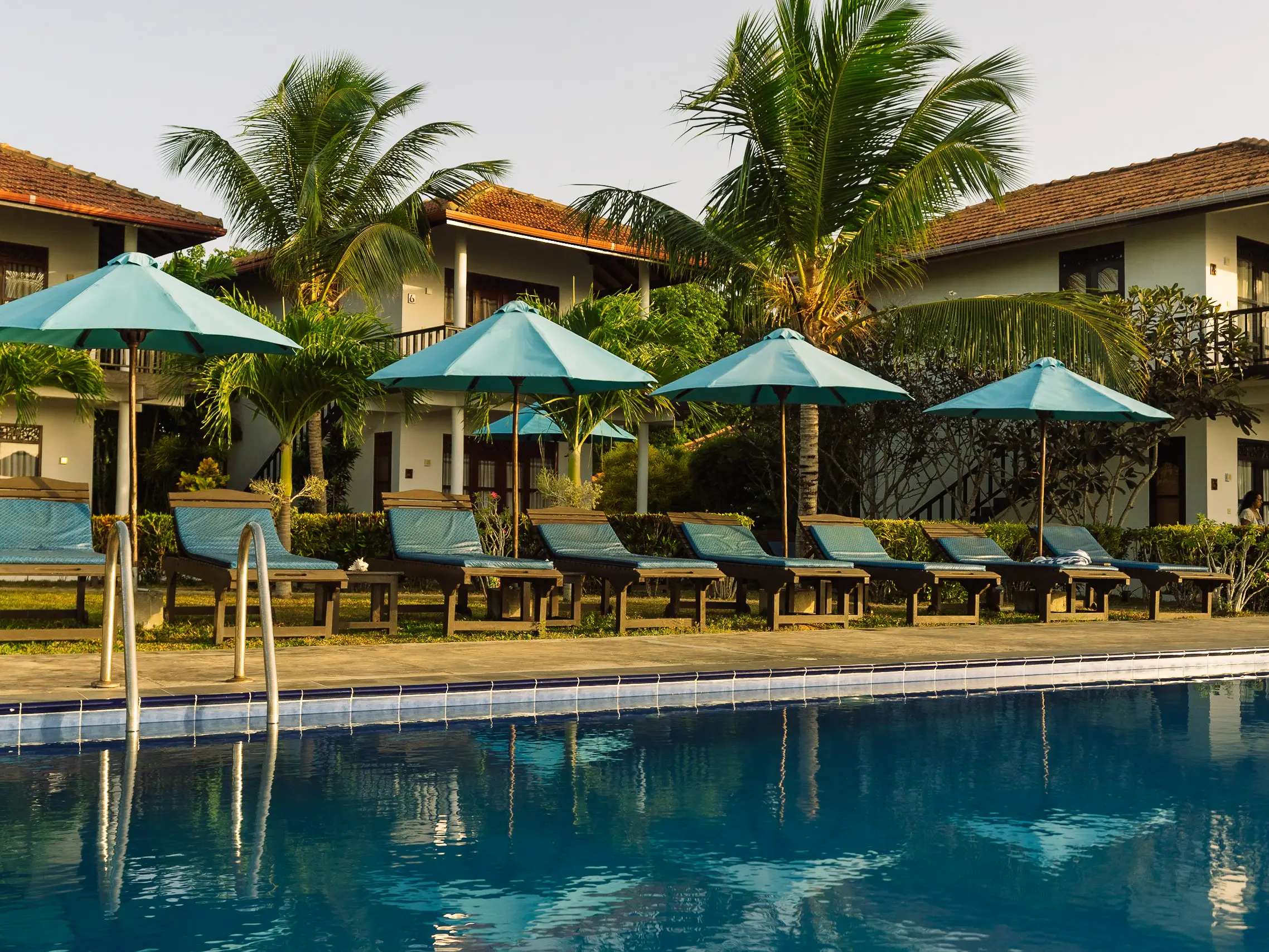 ananthaya beach infinity pool (3)